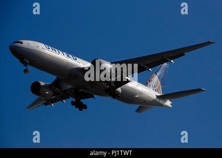 Boeing 777-222 (N215UA) effectués par United Airlines en approche sur l'Aéroport International de San Francisco (SFO), San Francisco, Californie, États-Unis d'Amérique Banque D'Images