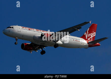 Airbus A320-214 (N623VA) exploité par Virgin America en approche sur l'Aéroport International de San Francisco (SFO), San Francisco, Californie, États-Unis d'Amérique Banque D'Images