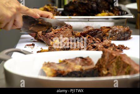 Man slicing de viande cuite Banque D'Images