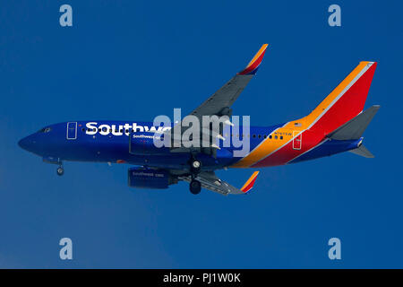 Boeing 737-7H4 (N767SW) exploité par Southwest Airlines en approche sur l'Aéroport International de San Francisco (SFO), San Francisco, Californie, États-Unis d'Amérique Banque D'Images