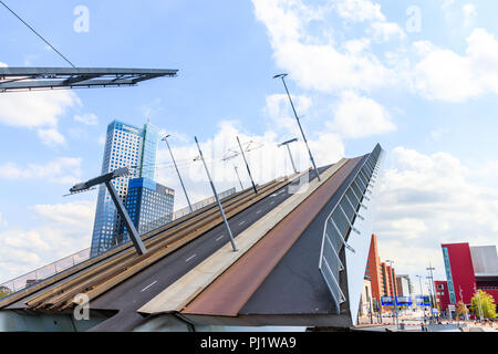 Rotterdam, Pays-Bas - le 17 août 2018 : le Pont Erasmus à Rotterdam Ouvrir Banque D'Images