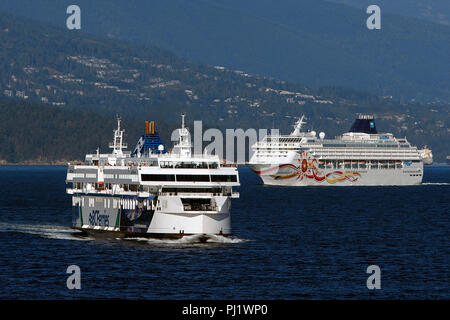 MV Coastal Renaissance, ferry de la classe coastal, exploité par BC Ferries passe le Norwegian Sun exploités par des navires de croisière Norwegian Cruise Lines, le port de Vancouver, Vancouver, Colombie-Britannique, Canada Banque D'Images