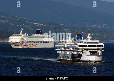 MV Coastal Renaissance, ferry de la classe coastal, exploité par BC Ferries passe le Norwegian Sun exploités par des navires de croisière Norwegian Cruise Lines, le port de Vancouver, Vancouver, Colombie-Britannique, Canada Banque D'Images