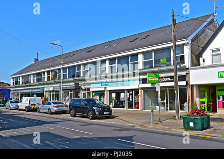 Une rangée de boutiques modernes avec des appartements au-dessus, dans le centre de Rhiwbina, Cardiff, S.Wales Banque D'Images