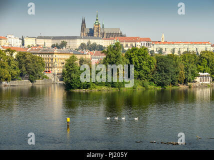 Vue panoramique sur la Rivière Vltava avec le Château de Prague et cathédrale St Tom Frager en arrière-plan Banque D'Images