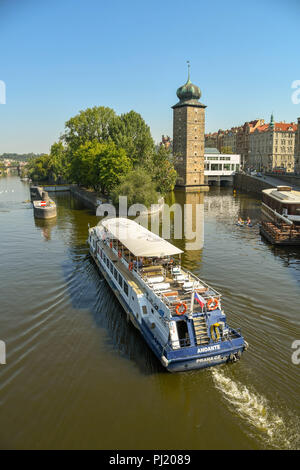 Les visites en bateau de la rivière "Andante" de la saisie d'un verrou sur la rivière Vltava, dans le centre de Prague. Dans l'arrière-plan est le Sitkov Château d'eau. Banque D'Images