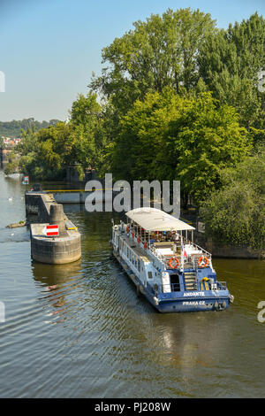 La visite touristique river cruise boat "Andante" de la saisie d'un verrou sur la rivière Vltava, qui traverse le centre de Prague. Banque D'Images