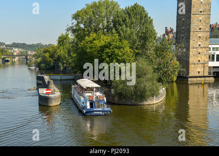 Les visites en bateau de la rivière "Andante" de la saisie d'un verrou sur la rivière Vltava, dans le centre de Prague. Dans l'arrière-plan est le Sitkov Château d'eau. Banque D'Images