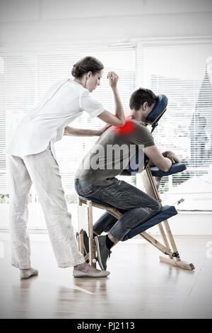 Image composite de female therapist donner en retour à l'homme massage Banque D'Images