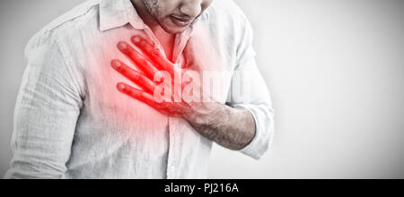 Image composite de casual young man avec douleur à la poitrine Banque D'Images