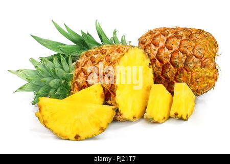 Avec des tranches d'ananas isolé sur fond blanc. Banque D'Images