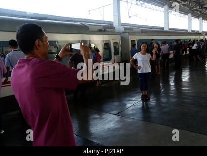 Les passagers autour de la mouture et la prise de photographies sur la plate-forme de la gare de Pyongyang alors qu'ils attendaient à quitter la Corée du Nord par le train à Dandong. Banque D'Images