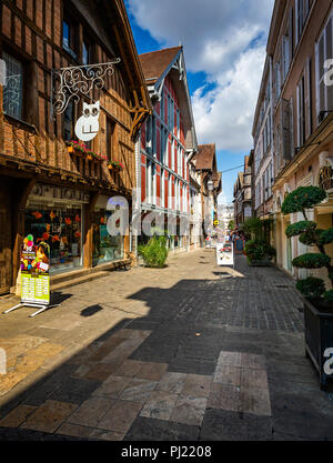 Centre historique de Troyes avec la moitié des bâtiments à colombages à Troyes, Aube, France le 31 août 2018 Banque D'Images