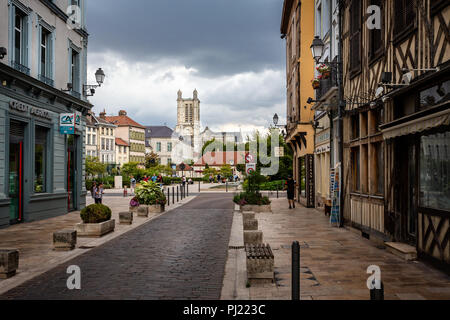 Vue de la cathédrale de Troyes centre historique médiéval de Troyes avec la moitié des bâtiments à colombages à Troyes, Aube, France le 31 août 2018 Banque D'Images