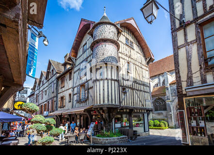 Cité médiévale de tourelles maison boulangers dans le centre historique de Troyes avec la moitié des bâtiments à colombages à Troyes, Aube, France le 31 août 2018 Banque D'Images