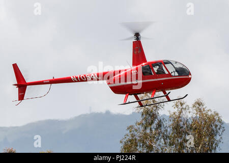 Hélicoptère Robinson R44 II (N7054L) l'atterrissage à l'aéroport de Palo Alto (KPAO), Palo Alto, Californie, États-Unis d'Amérique Banque D'Images