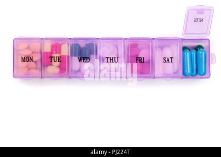Pilule quotidienne fort avec pilules médical isolé sur fond blanc avec l'exemplaire de l'espace pour votre texte. Vue d'en haut. Mise à plat. Banque D'Images