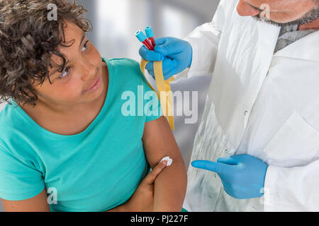 Échantillon de sang. Infirmier l'échantillon de sang de patient au bureau de médecins Banque D'Images