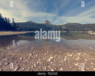 Crystal Clear lac entouré de forêts de pins. Banque D'Images