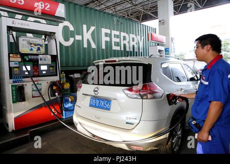 (180903) -- BEIJING, 3 septembre 2018 (Xinhua) -- Un employé fossiles un véhicule dans une station d'essence à Lianyungang, Chine de l'est de la province de Jiangsu, 3 septembre 2018. La Chine va augmenter les prix de détail de l'essence et diesel à partir de mardi, selon la Commission nationale du développement et de la réforme. Les prix au détail augmenteront de 180 yuans (environ 26,4 dollars É.-U.) par tonne pour l'essence et 170 yuan pour le diesel. (Xinhua/Wang Chun)(wsw) Banque D'Images