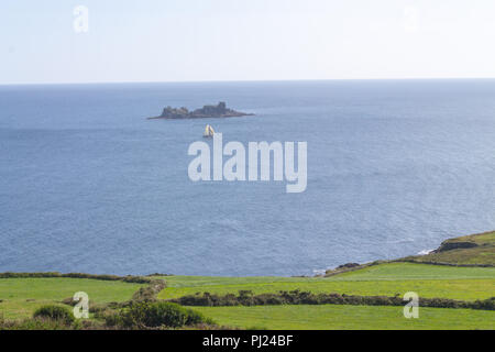 Toe Head, West Cork, Irlande, le 3 septembre 2018. Une belle journée ensoleillée avec un vent léger et une mer calme toute la journée dans l'Ouest de Cork voiliers de sortir dans le beau temps et admirer les roches au large de la tête de cerf Toe. Credit : aphperspective/Alamy Live News Banque D'Images