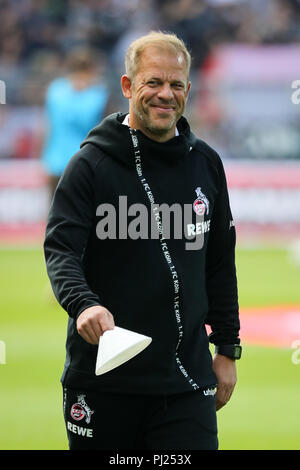 02.09.2018, Hambourg : Soccer : 2. Bundesliga, le FC St Pauli vs 1.FC Köln, 4e à sur stadium Millerntor. Le formateur de Köln Markus Anfang marche sur le terrain avant le match. Photo : Christian Charisius/DPA - AVIS IMPORTANT : DFL règlement interdit toute utilisation des photographies comme des séquences d'images et/ou quasi-vidéo. Banque D'Images