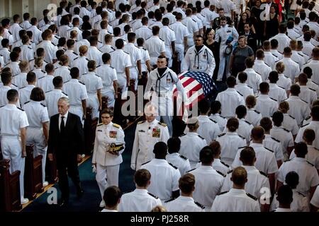 La Secrétaire de la Défense James Mattis mène la procession de cercueil recouvert du drapeau du sénateur John McCain et sa famille à la suite du service commémoratif à l'United States Naval Academy Chapelle Septembre 2, 2018 à Annapolis (Maryland). John S. McCain, III est diplômé de l'United States Naval Academy en 1958. Il était un pilote de l'United States Navy, un prisonnier de guerre au Vietnam, un des membres du Congrès et le sénateur et deux fois candidat à la présidence. Il a reçu de nombreux prix, dont le Silver Star, la Légion du Mérite, la Purple Heart, et Croix du service distingué. Banque D'Images