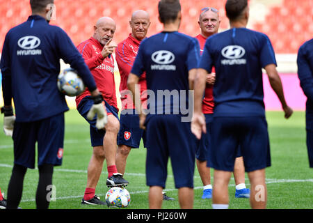 Prague, République tchèque. 06Th Nov, 2018. (L-R) Entraîneur Karel Jarolim, son assistant Boris Koci et manager Jaromir Seterle assister à la formation de l'Équipe nationale de football tchèque à Prague, République tchèque, le 3 septembre 2018, avant l'ONU match de championnat avec l'Ukraine pour être joué à Uherske Hradiste, en Moravie du sud, le 5 septembre, et un match amical en Russie le 10 septembre. Credit : Michal Kamaryt/CTK Photo/Alamy Live News Banque D'Images