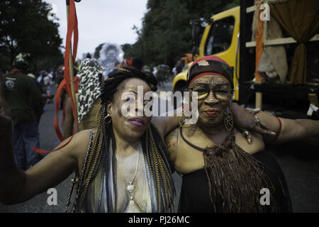 Brooklyn, New York, USA. Sep, 2018 3. J'OUVERT fêtards FESTIVAL célébrer lors de l'Assemblée J'ouvert à Brooklyn, New York. La West Indian Day Parade célèbre la culture des Antilles et le défilé de New York a commencé à Harlem dans les années 40. Crédit : Brian Branch :/ZUMA/Alamy Fil Live News Banque D'Images