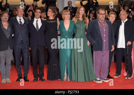 Venise, Italie. 06Th Nov, 2018. 75e Festival du Film de Venise, Tapis Rouge film 'à l'éternité's Gate '. Photo : Julian Schnabel, Willem Dafoe, Emmanuelle Seigner, Mads Mikkelsen, Lolita Chammah, Anne Consigny, Vladimir Consigny, Jean Claude Carriere, Nahal Tajadod, Stella Schnabel, Hanne Jacobsen : Crédit Photo Agency indépendante/Alamy Live News Banque D'Images