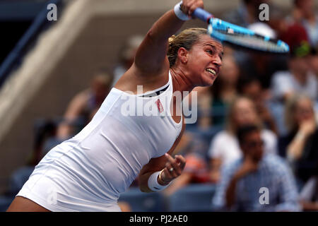 Flushing Meadows, New York - 3 septembre 2018 : US Open de Tennis : Dudi Sela de Slovaquie servant à Madison Keys des États-Unis au cours de leur quatrième match contre à l'US Open à Flushing Meadows, New York. Crédit : Adam Stoltman/Alamy Live News Banque D'Images