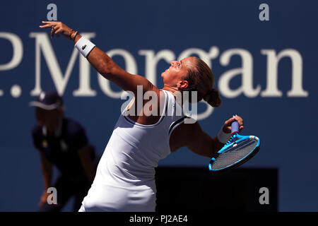 Flushing Meadows, New York - 3 septembre 2018 : US Open de Tennis : Dudi Sela de Slovaquie servant à Madison Keys des États-Unis au cours de leur quatrième match contre à l'US Open à Flushing Meadows, New York. Crédit : Adam Stoltman/Alamy Live News Banque D'Images