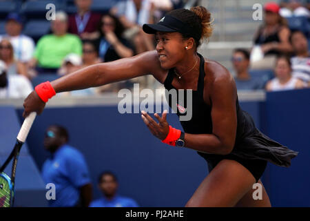 Flushing Meadows, New York - 3 septembre 2018 : US Open de Tennis : Naomi de Osaka au Japon au cours de sa quatrième ronde match contre Aryna Sabalenka du Bélarus à l'US Open à Flushing Meadows, New York. Crédit : Adam Stoltman/Alamy Live News Banque D'Images