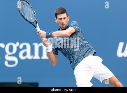 New York, NY - 3 septembre 2018 : Novak Djokovic de Serbie retourne ball au cours de l'US Open 2018 4ème tour match contre Joao Sousa du Portugal à l'USTA Billie Jean King National Tennis Center Crédit : lev radin/Alamy Live News Banque D'Images