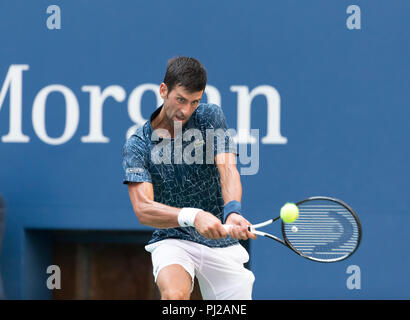 New York, NY - 3 septembre 2018 : Novak Djokovic de Serbie retourne ball au cours de l'US Open 2018 4ème tour match contre Joao Sousa du Portugal à l'USTA Billie Jean King National Tennis Center Crédit : lev radin/Alamy Live News Banque D'Images