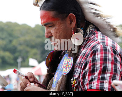 Southhampton, États-Unis d'Amérique. 03rd, 2018 Sep. Un Natif américain se prépare à la danse au cours de la célébration de la 72e assemblée annuelle Shinnecock powwow indien au cours de la fête du Travail en Southampton Long Island New York en Southhampton, États-Unis d'Amérique, 03 septembre 2018. (PHOTO) Alejandro Sala/Alamy News Banque D'Images