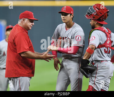 Los Angeles Angels le lanceur partant Shohei Ohtani mains la balle à manager Mike Scioscia après avoir été tiré dans la troisième manche que catcher Francisco Arcia regarde pendant le match de la Ligue Majeure de Baseball contre les Astros de Houston au Minute Maid Park de Houston, Texas, United States, 2 septembre 2018. Credit : AFLO/Alamy Live News Banque D'Images