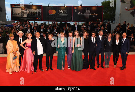 Venise, Italie. 3 Sept 2018. Nahal Tajadod écrivain (l-r), cameraman Benoit Delhomme, actrice Lolita Chammah, le scénariste Jean-Claude Carriere, l'acteur Willem Dafoe, l'actrice Emmanuelle Seigner, directeur Julian Schnabel, designer intérieur Louise Kugelberg, actrice Hanne Jacobsen, les acteurs Vladimir Consigny, acteur Mads Mikkelsen, l'acteur Mathieu Amalric, l'actrice Anne Consigny et producteur Jon Kilik peut être vu sur le tapis rouge de la projection du film 'à l'Éternité's Gate'' au Festival du Film de Venise. Le film festival se déroulera du 29 août au 8 septembre et a lieu pour la 75e fois cette oui Banque D'Images