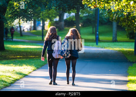 Pays de Galles Aberystwyth UK,le mardi 04 septembre 2018 UK Weather : deux élèves à l'école à pied à travers le parc à Aberystwyth au premier jour de l'automne, à long terme sur un lumineux, ensoleillé mais froid vif et matin Photo © Keith Morris Crédit : Keith morris/Alamy Live News Banque D'Images