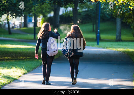 Pays de Galles Aberystwyth UK,le mardi 04 septembre 2018 UK Weather : deux élèves à l'école à pied à travers le parc à Aberystwyth au premier jour de l'automne, à long terme sur un lumineux, ensoleillé mais froid vif et matin Photo © Keith Morris Crédit : Keith morris/Alamy Live News Banque D'Images