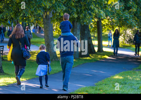 Pays de Galles Aberystwyth UK,le mardi 04 septembre 2018 Météo Royaume-uni : les parents avec leurs enfants à l'école primaire à pied à travers le parc à Aberystwyth au premier jour de l'automne, à long terme sur un lumineux, ensoleillé mais froid vif et matin Photo © Keith Morris Crédit : Keith morris/Alamy Live News Banque D'Images