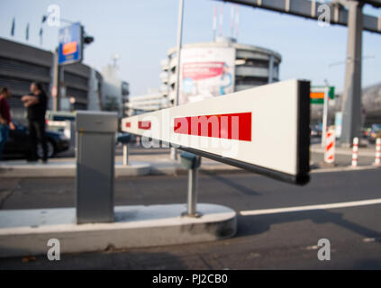 04.09.2018, Düsseldorf, Rhénanie du Nord-Westphalie : un obstacle à la déposer des passagers à l'aéroport est fermé. L'accès de nouveaux règlements s'appliquent à l'aéroport : si vous déposer leurs passagers à l'aéroport, vous pouvez rester gratuitement pendant huit minutes. L'ADAC (Automobile Club allemand) a vivement critiqué le nouveau règlement. Photo : Christophe Gateau/dpa Banque D'Images