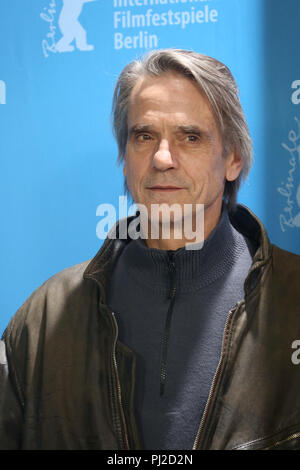 Berlin, Allemagne. Feb 13, 2013. L'acteur britannique Jeremy Irons pose à la photocall du film 'Train de nuit pour Lisbonne" durant le 63e Festival du Film de Berlin, à Berlin, Allemagne, 13 février 2013. Le film est présenté en compétition hors compétition à la Berlinale. Credit : Hubert Boesl/dpa | dans le monde d'utilisation/dpa/Alamy Live News Banque D'Images