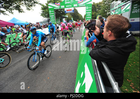 Bristol, Royaume-Uni. 4e Sept 2018. Cette étape 3 ans Début de la visite de la Grande-Bretagne , OVO cycle énergétique de la race. Bristol à. Course a commencé sur les Downs à Mesdames mille . Riders et fans vus dans le grand départ. Robert Timoney/Alamy/Live/News Crédit : Robert Timoney. Banque D'Images