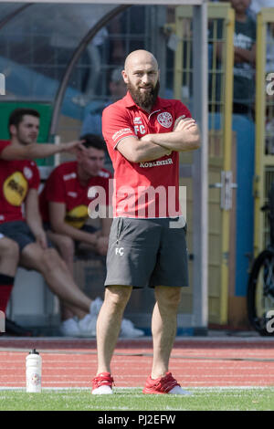 Coblence, Deutschland. 06Th Jan, 2016. coach Fatih CIFT (KO) se tient avec ses bras se pencha sur le côté, la figure complète ; Soccer DFB Pokal, 1er tour, le TuS Koblenz RW (KO) - Fortuna Düsseldorf 0 : 5, le 19/08/2018 à Coblence (Allemagne). DFL regulationos interdire toute utilisation des images comme des séquences d'images et/ou quasi-vidéo | Conditions de crédit dans le monde entier : dpa/Alamy Live News Banque D'Images