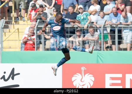 Coblence, Deutschland. 06Th Jan, 2016. Dodi LUKEBAKIO (D) cheers pour son but à 1 : 0 ; Soccer DFB Pokal, 1er tour, le TuS Koblenz RW (KO) - Fortuna Düsseldorf 0 : 5, le 19/08/2018 à Coblence (Allemagne). DFL règlement interdit toute utilisation d'images comme des séquences d'images et/ou quasi-vidéo | Conditions de crédit dans le monde entier : dpa/Alamy Live News Banque D'Images