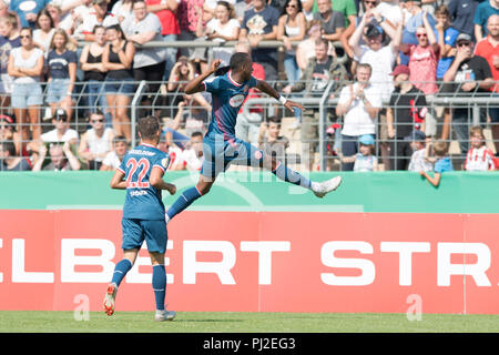 Coblence, Deutschland. 06Th Jan, 2016. Dodi LUKEBAKIO (D) cheers après son but à 2 : 0 ; Soccer DFB Pokal, 1er tour, le TuS Koblenz RW (KO) - Fortuna Düsseldorf 0 : 5, le 19/08/2018 à Coblence (Allemagne). DFL règlement interdit toute utilisation d'images comme des séquences d'images et/ou quasi-vidéo | Conditions de crédit dans le monde entier : dpa/Alamy Live News Banque D'Images