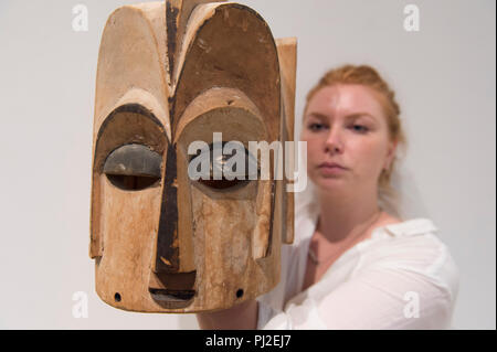 Mall Galleries, Londres, Royaume-Uni. 4 Septembre, 2018. Tribal Art de Londres, le premier ministre du Royaume-Uni et seule spécialiste collectors' événement dans le domaine de l'objectif initial et ethnographique de l'art primitif, s'exécute dans le Mall Galleries du 5 au 8 septembre 2018. Credit : Malcolm Park/Alamy Live News. Banque D'Images