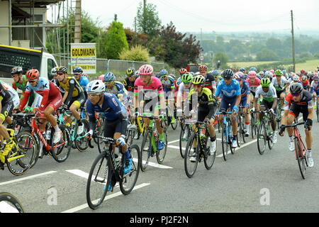 Clandown, Radstock, Angleterre. 4e sept 2018. Pelaton chassant les coureurs de premier plan sur la scène 3 de l'OVO 2018 Tour de l'énergie Bretagne cycliste. Les cavaliers sont l'escalade de la colline en Clandown Radstock avant de progresser vers Peasdown-St-John. Simon crédit Carder/Alamy Live News Banque D'Images