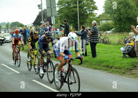 Timsbury, Angleterre. 4e sept 2018. La phase 3 de l'Énergie 2018 OVO Tour of Britain cycliste. L'avant-coureurs de l'étape quatre tête par Timsbury suivi de près par le pelaton comme la grande foule qui applaudit leurs efforts. La course sur les têtes vers les villages de Littleton, Farmborough et Marksbury. Simon crédit Carder/Alamy Live News Banque D'Images